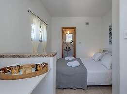 Seaside Getaway Holiday Home With Patio Slatine