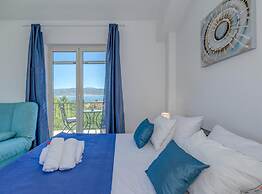 Seaside Getaway Holiday Home With Patio Slatine