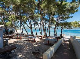 Seaside Getaway Holiday Home With Patio Slatine