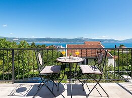 Seaside Getaway Holiday Home With Patio Slatine