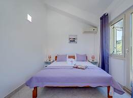 Seaside Getaway Holiday Home With Patio Slatine