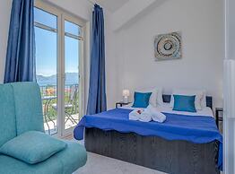 Seaside Getaway Holiday Home With Patio Slatine