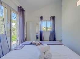 Seaside Getaway Holiday Home With Patio Slatine