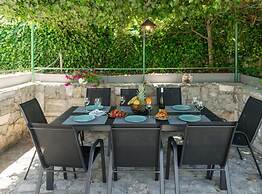 Seaside Getaway Holiday Home With Patio Slatine