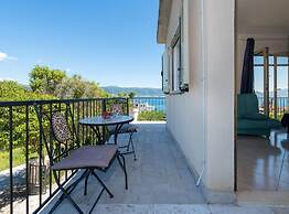 Seaside Getaway Holiday Home With Patio Slatine