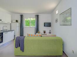 Seaside Getaway Holiday Home With Patio Slatine