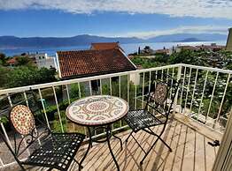 Seaside Getaway Holiday Home With Patio Slatine