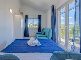 Seaside Getaway Holiday Home With Patio Slatine