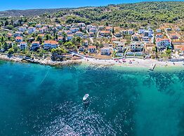 Seaside Getaway Holiday Home With Patio Slatine