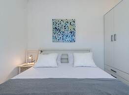 Seaside Getaway Holiday Home With Patio Slatine