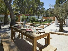 Exquisite Villa With Parking Space