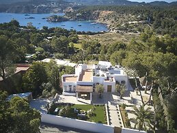 Exquisite Villa With Parking Space