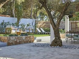 Exquisite Villa With Parking Space