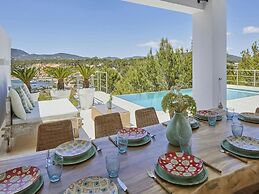 Exquisite Villa With Parking Space