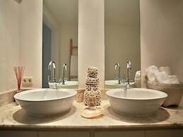 Exquisite Villa With Parking Space