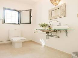 Exquisite Villa With Parking Space