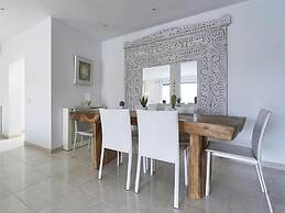 Exquisite Villa With Parking Space