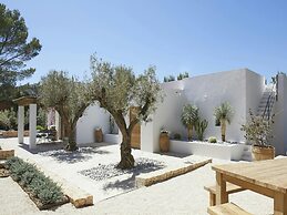 Exquisite Villa With Parking Space