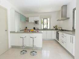 Exquisite Villa With Parking Space