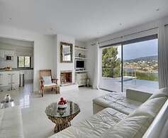 Exquisite Villa With Parking Space