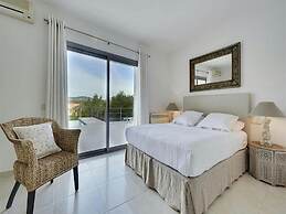 Exquisite Villa With Parking Space