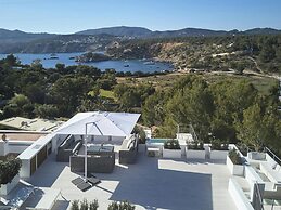 Exquisite Villa With Parking Space