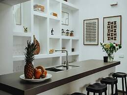 Luxurious Villa With Bright Terrace