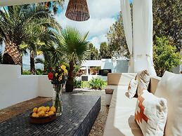 Luxurious Villa With Bright Terrace