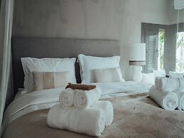 Luxurious Villa With Bright Terrace