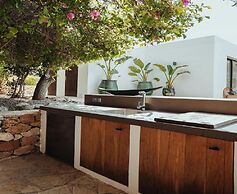 Luxurious Villa With Bright Terrace