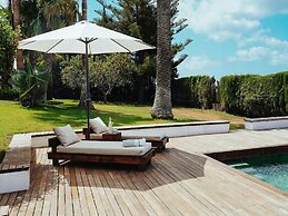 Luxurious Villa With Bright Terrace