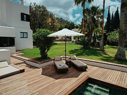 Luxurious Villa With Bright Terrace