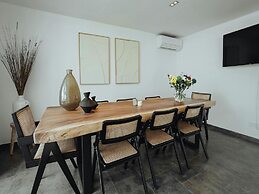 Luxurious Villa With Bright Terrace