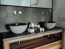 Luxurious Villa With Bright Terrace