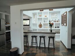 Luxurious Villa With Bright Terrace