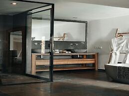 Luxurious Villa With Bright Terrace