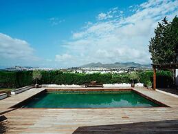 Luxurious Villa With Bright Terrace