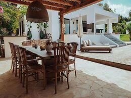 Luxurious Villa With Bright Terrace