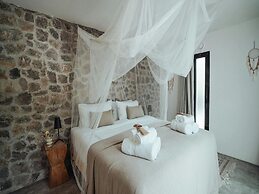 Luxurious Villa With Bright Terrace