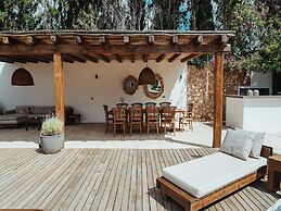 Luxurious Villa With Bright Terrace