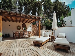 Luxurious Villa With Bright Terrace