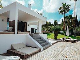 Luxurious Villa With Bright Terrace