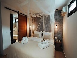 Luxurious Villa With Bright Terrace