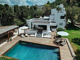 Luxurious Villa With Bright Terrace