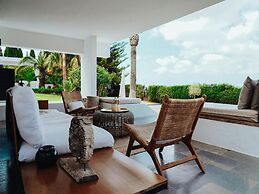 Luxurious Villa With Bright Terrace