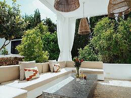 Luxurious Villa With Bright Terrace