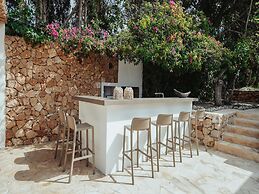 Luxurious Villa With Bright Terrace