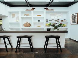 Luxurious Villa With Bright Terrace