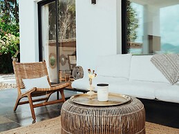 Luxurious Villa With Bright Terrace