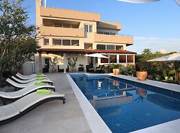 Okrug Gornji Luxurious Escape Villa With Pool
